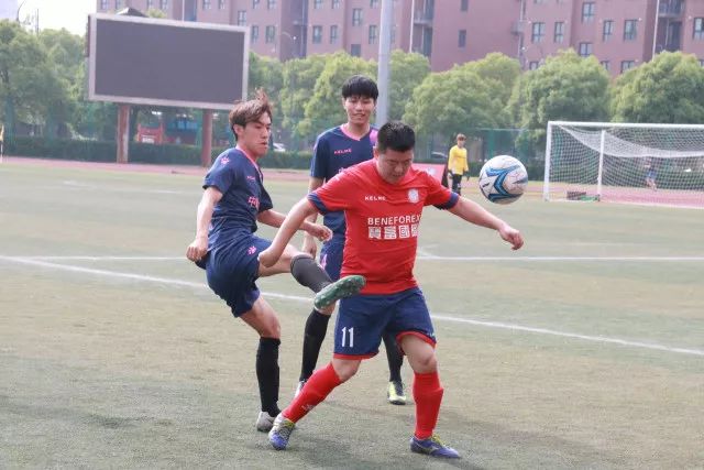 重庆公开赛首轮陈匡宇64杆领跑 周彦含并列第六